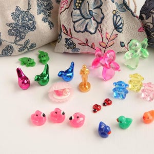 Mahjong Trinket Prizes Mix, Floral Bag, Game Night Favors (20 Assorted Pieces)