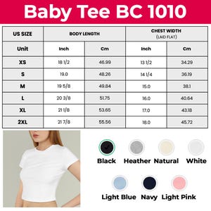 Puede incluir: Una camiseta de beb&eacute; blanca con cuello redondo, mostrada con una tabla de tallas. La tabla muestra medidas en pulgadas y cent&iacute;metros para la longitud del cuerpo y el ancho del pecho, desde XS hasta 2XL. Los colores disponibles incluyen negro, jaspeado, natural, blanco, azul claro, marino y rosa claro.