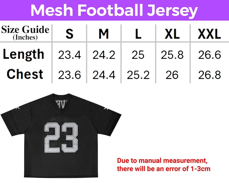 Pu&ograve; includere: Maglia da football in mesh nero con il numero 23 in bianco. L'immagine include una guida alle taglie con misure in pollici per lunghezza e torace, che vanno dalla S alla XXL. Il testo "Mesh Football Jersey" &egrave; in alto.