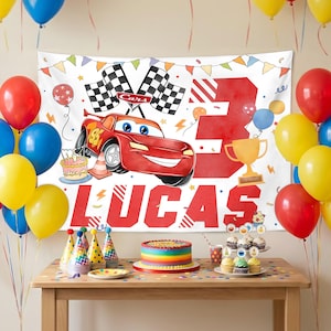 Puede incluir: Un tel&oacute;n de fondo de cumplea&ntilde;os con un coche de carreras rojo, un n&uacute;mero 3 grande y el nombre LUCAS en letras rojas. El dise&ntilde;o incluye banderas a cuadros, un trofeo, un pastel y banderines coloridos sobre un fondo blanco, rodeado de globos.