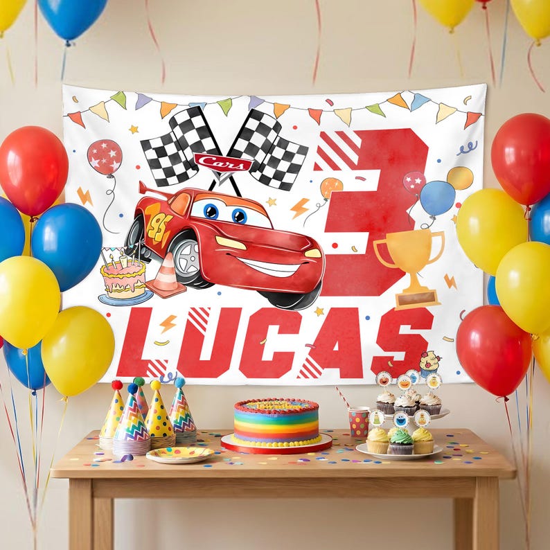Puede incluir: Un tel&oacute;n de fondo de cumplea&ntilde;os con un coche de carreras rojo, un n&uacute;mero 3 grande y el nombre LUCAS en letras rojas. El dise&ntilde;o incluye banderas a cuadros, un trofeo, un pastel y banderines coloridos sobre un fondo blanco, rodeado de globos.