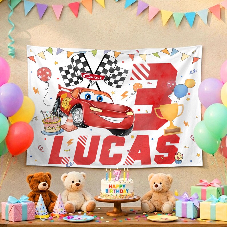 Puede incluir: Un tel&oacute;n de fondo rectangular blanco para cumplea&ntilde;os con un coche de carreras rojo, dos banderas a cuadros, un n&uacute;mero 3 grande en rojo y el nombre LUCAS en letras rojas. El dise&ntilde;o incluye un trofeo dorado, un pastel y banderines coloridos.