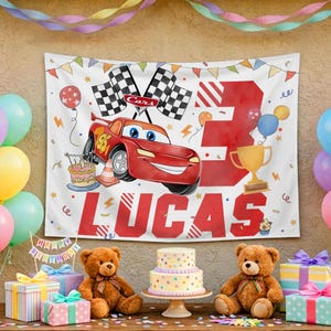 Puede incluir: Una pancarta de tela blanca con un coche de carreras rojo, un n&uacute;mero 3 grande en rojo y el nombre LUCAS en letras rojas. El dise&ntilde;o incluye banderas a cuadros, un trofeo dorado, un pastel de cumplea&ntilde;os y banderines coloridos.