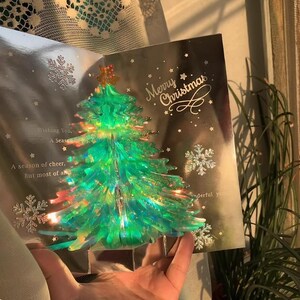 Tarjeta navideña emergente en 3D: diseño de árbol brillante para Navidad