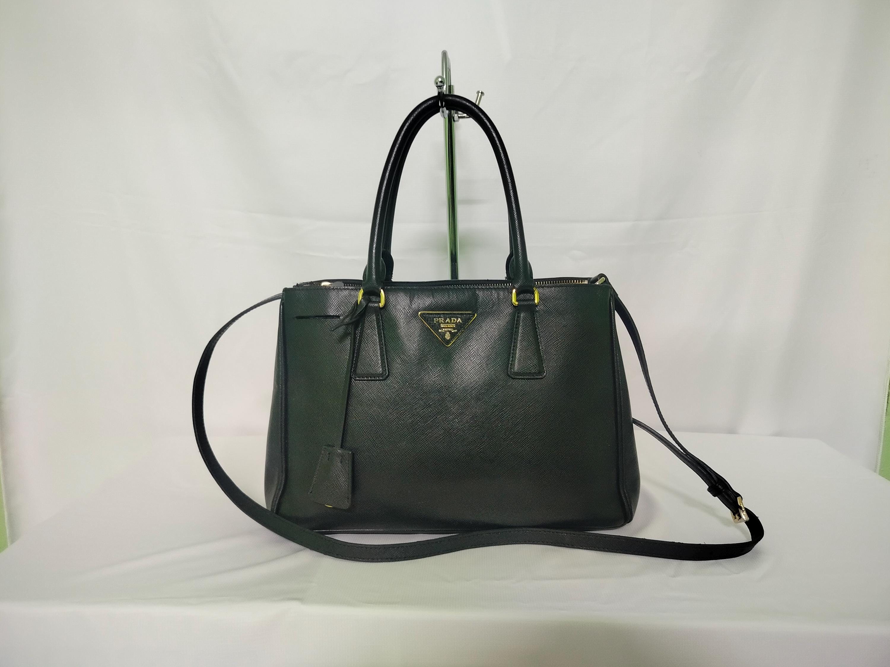 バッグ 00s PRADA vintage leather hand bag Vintage 2000s black Prada leather shoulder bag with white