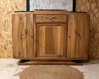 Gran aparador vintage Art Déco Ysandre con 3 puertas y 1 cajón, fabricado en madera maciza y mármol.