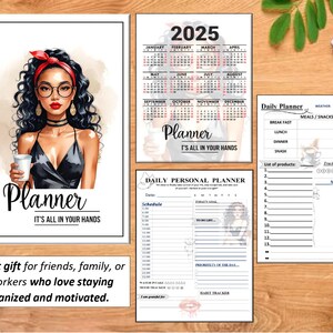 K&ouml;nnte beinhalten: Eine Sammlung von Planern und Kalendern. Das Hauptbild zeigt eine Aquarellillustration einer Frau mit Brille und rotem Haarband, die eine Kaffeetasse h&auml;lt. Der Text lautet "Planner, It's all in your hands." Zus&auml;tzliche Seiten umfassen einen Kalender f&uuml;r 2025 und t&auml;gliche Planerseiten.