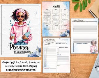 Könnte beinhalten: Ein Planer mit einer Aquarellillustration einer Frau in einem rosa Kapuzenpullover, Sonnenbrille und Stirnband. Der Planer enthält einen Kalender für 2025, tägliche Planerseiten und den Text "Planner, It's All In Your Hands."