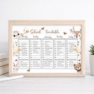 Può includere: Un cartello in legno fatto a mano con la scritta "Welcome to our home" in stile scritto a mano. Il cartello è dipinto di bianco con scritte nere e una finitura invecchiata, perfetto per l'arredamento della casa.