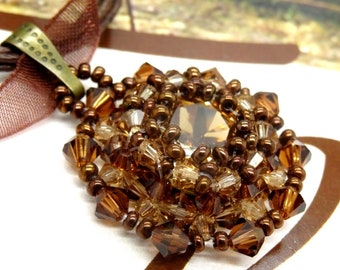 Pendentif COURONNE perles cristal Swarovski facettes de Bohême Smoked Topaz light colorado cabochon serti bronze tour de cou organza H080