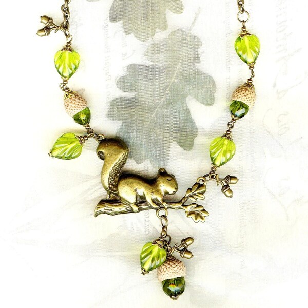 Collier ECUREUIL des CHÊNES bronze avec coupelles naturelles de GLANDS perles en cristal et feuilles en verre olivine Active