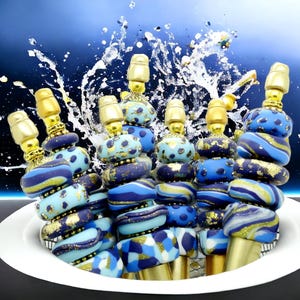 Stylos BIG BLUES perles artisanales faites main pâte polymer Fimo bleu feuilles d'or pièce unique cadeau bureau écrire lettres bleu or