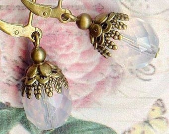 Boucles Petits Joyaux WHITE OPALE perles facette cristal de Bohême blanc opaque bronze antique vintage mariage cadeau OR541