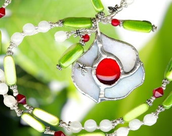 Collier FLEUR BLANCHE pendentif VITRAIL Libellules perles en verre et nacre nature vert rouge  K156