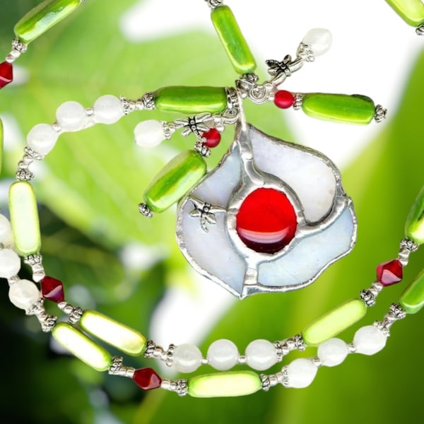 Collier FLEUR BLANCHE pendentif VITRAIL Libellules perles en verre et nacre nature vert rouge  K156