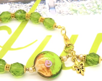 Bracelet LYS OLIVE d'OR perles en cristal facettes de Bohême vert olivine lampwork verre lentille rose fleur breloque or antique cadeau été