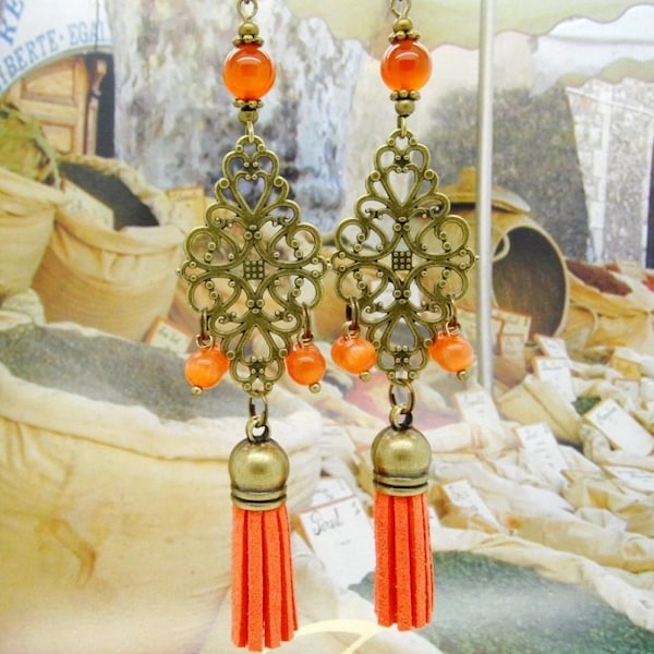 Boucles INDIAN TASSELS bronze pierre cornaline orange pompon suedine vintage connecteurs losange OR758