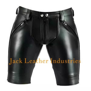 Könnte beinhalten: Schwarze Lederhose mit Reißverschlussdetail und dem Schriftzug "Jack Leather Industries" auf der Vorderseite.