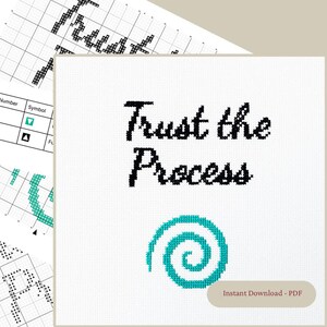 Pode incluir: Um design de ponto cruz branco com as palavras "Trust the Process" em escrita preta. Abaixo do texto, há um desenho em espiral turquesa. A frase "Download instantâneo - PDF" está na parte inferior. O design está em um fundo branco.