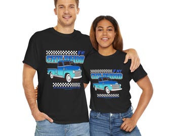 Puede incluir: Dos personas con camisetas negras con un gráfico azul y blanco de una camioneta vintage y el texto "Si mi infancia..." impreso en la parte delantera. El texto está en un degradado azul y blanco.