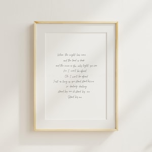 Puede incluir: Una impresión de arte de pared imprimible con fondo blanco y texto negro. El texto dice: "Cuando la noche ha llegado y la tierra está oscura y la luna es la única luz que ves, oh, no tendré miedo. Oh, no tendré miedo. Mientras tú estés a mi lado, cariño, cariño, quédate a mi lado, oh quédate a mi lado. Quédate a mi lado."