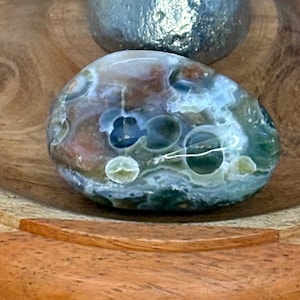 Pietra di diaspro oceanico con motivi sferici naturali / Cristallo curativo lucidato / Pietra decorativa unica