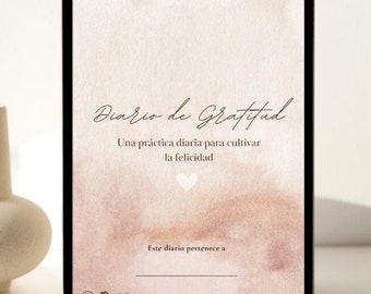 Puede incluir: Un diario de gratitud digital con el título "Diario de gratitud para reflexionar" en texto marrón. La portada del diario presenta un diseño estilo acuarela con un símbolo de corazón. También se ve el texto "Conéctate contigo mismo con cada página".