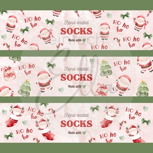 Könnte beinhalten: Ein festliches Banner-Design mit sich wiederholenden Mustern von Weihnachtsmännern, Weihnachtsbäumen, Geschenkboxen und Zuckerstangen. Die Worte "Hand-knitted SOCKS" sind fett dargestellt, darunter "Made with". Der Hintergrund ist hellrosa.