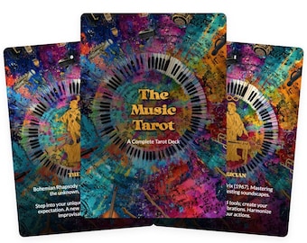 Op de afbeelding: Drie tarotkaarten uit het "The Music Tarot" deck, met een kleurrijk ontwerp met muziekinstrumenten en pianotoetsen. De centrale kaart toont de titel van het deck. De kaarten hebben gouden accenten en tekst die de betekenissen van de kaarten beschrijft.
