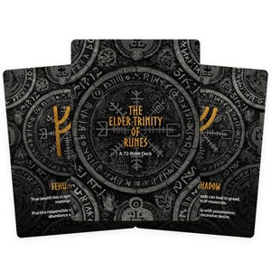 Puede incluir: Una baraja de cartas rúnicas con un fondo oscuro y texturizado. La carta central dice "The Elder Trinity of Runes, A 72-Rune Deck". Símbolos y texto dorados aparecen en las cartas, con texto adicional en las cartas inferiores.