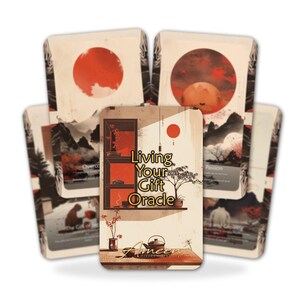 Może przedstawiać: Talia kart do wróżenia o japońskim designie. Centralna karta głosi "Living Your Gift Oracle" z ilustracjami zestawu do herbaty, bonsai i czerwonego słońca. Inne karty przedstawiają górskie krajobrazy i czerwone słońca.