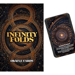 Può includere: Un mazzo di carte oracolo "INFINITY FOLDS". I dorsi delle carte presentano uno sfondo scuro con motivi circolari dorati e il testo "INFINITY FOLDS" e "ORACLE CARDS". È visibile una carta, con testo sul cosmo.