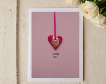 Tarjeta "Con Amor": Recuerdo de lujo hecho a mano en arcilla rosa con forma de corazón y pan de oro.