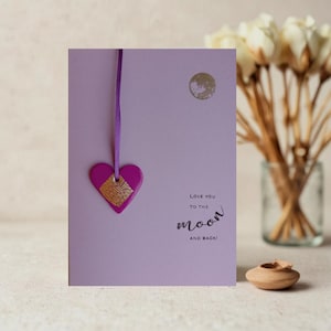 Biglietto d'amore "Ti amo fino alla luna e ritorno" - con ricordo a forma di cuore in argilla rifinito in foglia d'oro - biglietto di lusso/biglietto di auguri