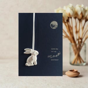 Biglietto d'auguri "Ti amo fino alla luna e ritorno" con decorazione a forma di coniglio, rifinito con foglia d'oro o d'argento - Luna/Compleanno/Anniversario/Amore/Argilla
