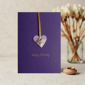 Biglietto di auguri di buon compleanno con cuore viola o lilla con decorazione a forma di cuore in argilla con finitura in foglia d'oro - Biglietto di lusso/biglietto di auguri/fatto a mano