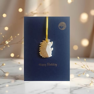Carte de joyeux anniversaire hérisson et lune avec décoration souvenir en argile et feuille d'or - Luxe/Fait main/Ornement/Cadeau
