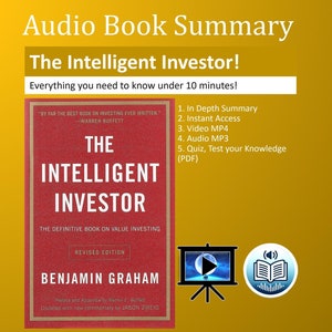 Op de afbeelding: Een gele achtergrond met een rode boekomslag waarop staat "The Intelligent Investor!" Het definitieve boek over waardebeleggen. Herziene editie. Benjamin Graham. De boekomslag bevat ook een citaat van Warren Buffet dat luidt: "Verreweg het beste boek over beleggen dat ooit is geschreven."  Onder de boekomslag staat een lijst met vijf items: Inhoudelijke samenvatting, Directe toegang, Video MP4, Audio MP3, Quiz, Test je kennis (PDF).  Onder de lijst staan drie pictogrammen: een afspeelknop op een standaard, een boek met geluidgolven en een klok met een boek.
