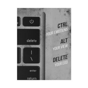 Puede incluir: Una imagen en blanco y negro de un teclado de computadora con las teclas etiquetadas "delete", "enter" y "return". Las teclas del lado derecho del teclado están etiquetadas "CTRL YOUR EMOTIONS", "ALT YOUR VIEW" y "DELETE YOUR EGO".