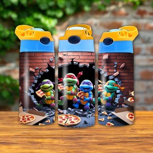 Puede incluir: Tres botellas de agua con tapas amarillas y detalles azules. Cada botella presenta un dise&ntilde;o de las Tortugas Ninja con porciones de pizza, sobre un fondo de pared de ladrillo. Las botellas est&aacute;n sobre una superficie de madera.