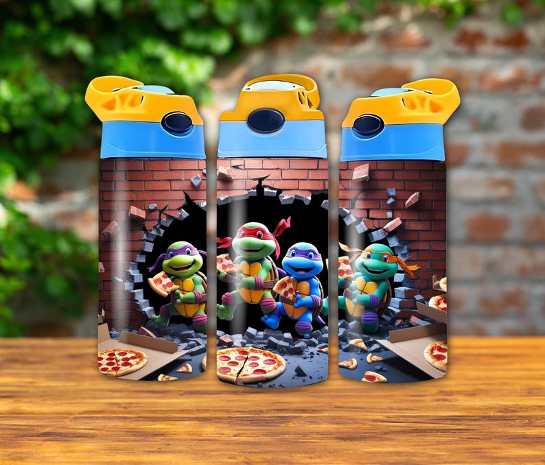 Puede incluir: Tres botellas de agua con tapas amarillas y detalles azules. Cada botella presenta un dise&ntilde;o de las Tortugas Ninja con porciones de pizza, sobre un fondo de pared de ladrillo. Las botellas est&aacute;n sobre una superficie de madera.