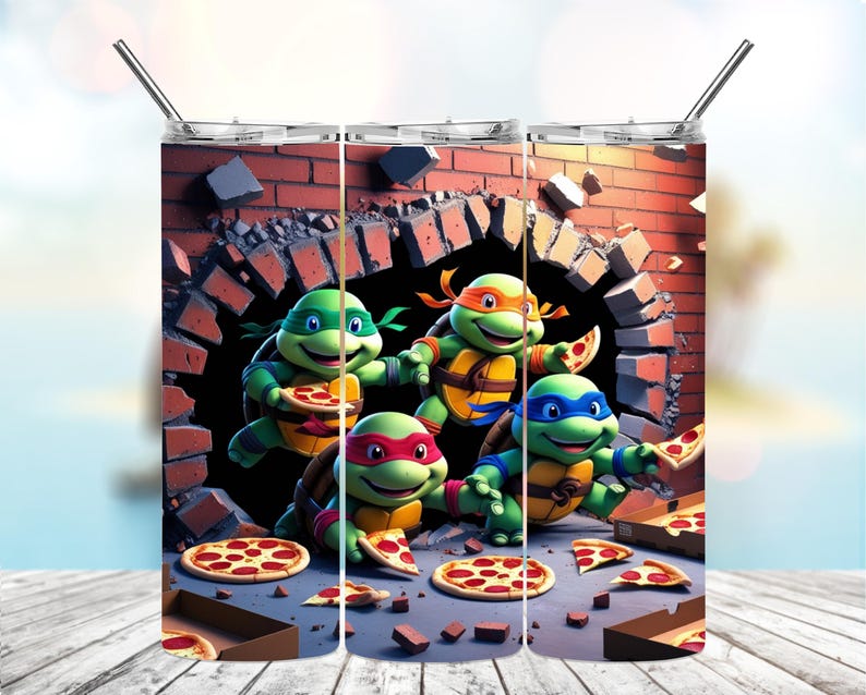 Puede incluir: Tres vasos de acero inoxidable con pajitas, cada uno con una colorida ilustraci&oacute;n de las Tortugas Ninja saliendo de una pared de ladrillos, sosteniendo pizza. El dise&ntilde;o presenta colores vibrantes y detalles de dibujos animados.