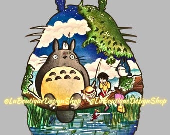 Może przedstawiać: Ilustracja Totoro, dużej, futrzaną, szaro-beżową postaci z filmu Mój sąsiad Totoro, siedzącej na gałęzi nad stawem. Dwie mniejsze postacie łowią ryby w stawie, a niebieski ptak siedzi na gałęzi za nimi. Tło to akwarela nocnego nieba z chmurami i zielonym drzewem.
