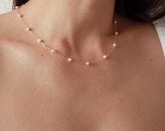 Choker van delicate parels, Halsketting van kleine witte parels, Vergulde halsketting, Minimalistische halsketting, Chique sieraden, Cadeau voor vrouwen