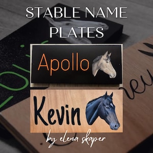 Puede incluir: Dos placas de nombre de establo de caballo de madera. La placa superior es negra con el nombre "Apollo" en texto naranja y una pintura de la cabeza de un caballo marrón claro. La placa inferior es marrón claro con el nombre "Kevin" en texto negro y una pintura de la cabeza de un caballo negro. La placa inferior también tiene el texto "by elena skaper" en texto negro.
