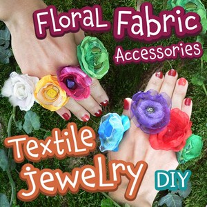 Może przedstawiać: Para rąk z kolorowymi pierścionkami z kwiatów z tkaniny. Pierścionki są wykonane z różnych kolorów tkaniny i mają różne faktury. W obrazie widoczny jest tekst "Floral Fabric Accessories" i "Textile Jewelry DIY".