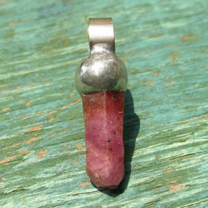Pingente de cristal de rubi natural bruto, feito à mão, para joias com pedras preciosas.