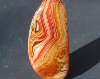 Spécimen minéral de guérison des cristaux d'agate polie par culbutage en pierre de palmier sardonyx