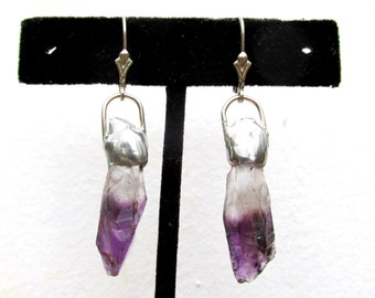 Pendientes colgantes de cristal de amatista con ganchos de plata de ley. Joyería artesanal de piedras preciosas naturales.