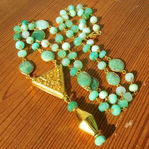 Collana lunga con perline sfaccettate in crisoprasio e ciondolo in oro, fatta a mano, con pietre preziose naturali